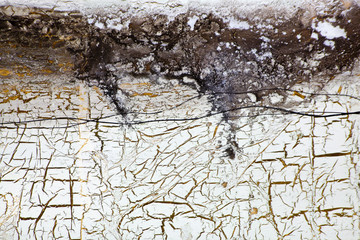 Фон с золотом, трещинами и подтеками краски в ретро стиле 