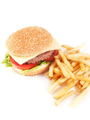 Hamburguesa con patatas fritas sobre fondo blanco liso. Vista superior. Copy space