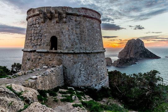 Torre des Savinar (Torre del Pirata), and the islands of Es Vedr