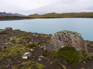 Fototapeta na wymiar Der mit Wasser gefüllte Explosionskrater Graenavatn in Island