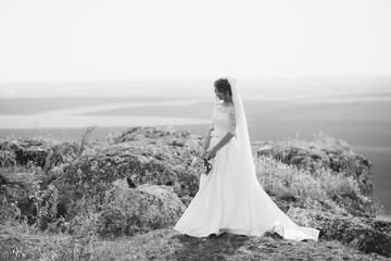 Obraz premium Young bride walking in park.