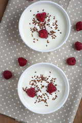 Naturjoghurt mit Himbeeren und Leinsamen