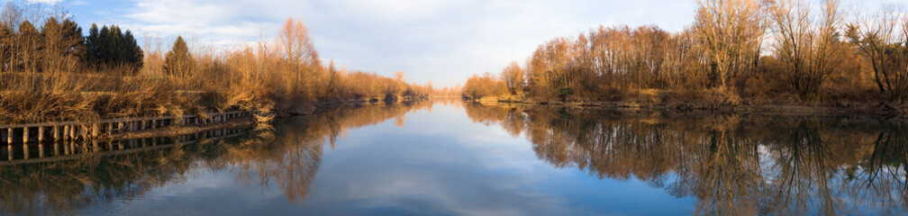 Fototapeta na wymiar Panorama fiume azzurro con acque calme