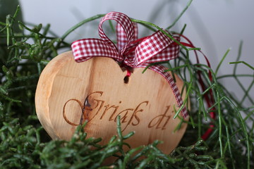 Holzherz mit " Gria&szlig; di "