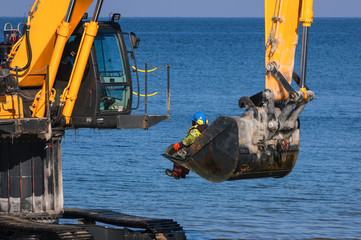 EXCAVATOR THE SEA © Wojciech Wrzesień