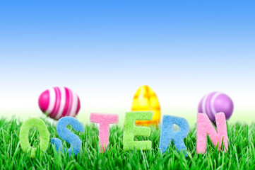 Text Ostern auf Wiese