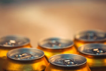 Crédence de cuisine en verre imprimé Bar Beer cans, selective focus