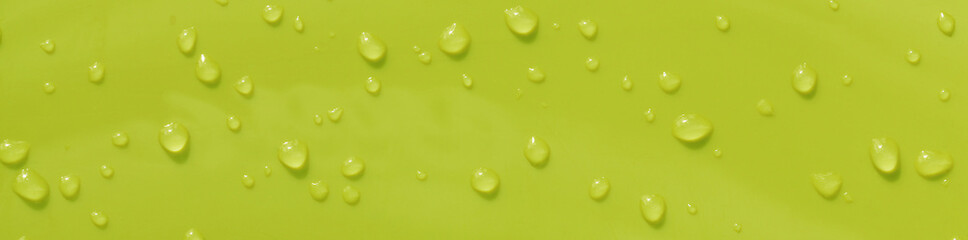 Gouttes d'eau sur fond vert