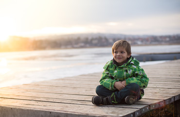 Naklejka premium Little boy in a winter landscape