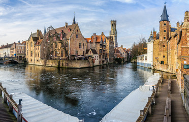 Fototapeta premium Sceneria z zamarzniętym kanałem wodnym w Brugii w Belgii
