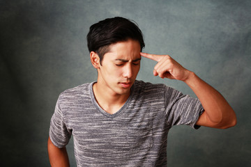 頭痛を訴える男性