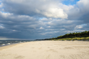 Fototapeta na wymiar beach by the sea on a cloudy day