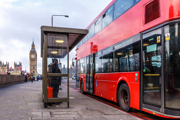 Obraz premium Red doubledecker on Westminster bridge