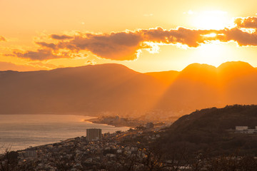 美しい夕焼け 山と海
