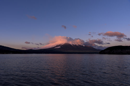 朝焼けの雲に染まる富士山