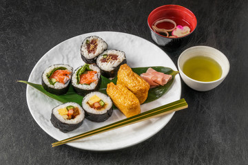 Fototapeta na wymiar 巻き寿司 Rolled sushi 