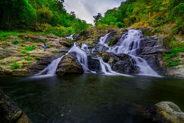 Plakat waterfall in forest
