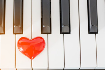 Naklejka premium red heart on piano,love concept