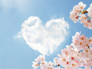 Nuages de coeur et fleurs de cerisier