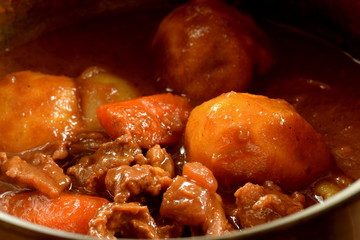 煮込まれる牛筋カレー