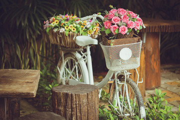 Fototapeta na wymiar flower with bicycle decoration vintage color tone.