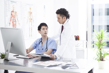 Two male doctors are talking at the examination room