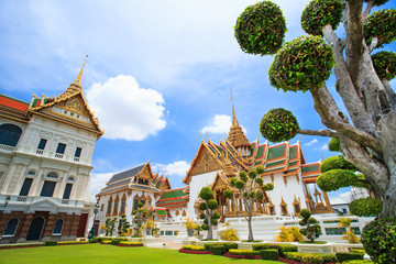 Fototapeta na wymiar Beatiful Thai temple near Grand palace
