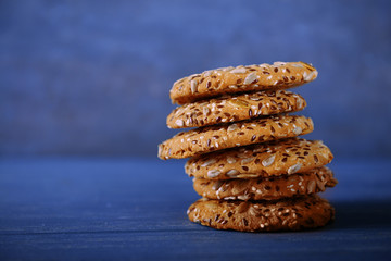 Fototapeta na wymiar Delicious cereal cookies on color background