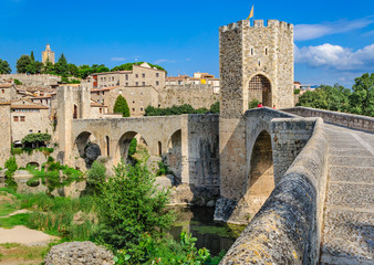 Obraz premium The bridge over the moat into the historic Catalan city of Besal