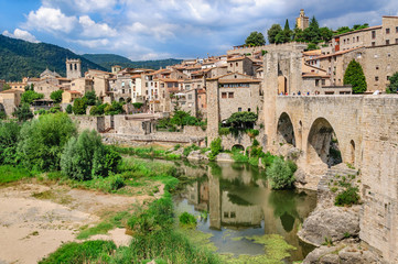 Fototapeta na wymiar View of the historic Catalan city (fortress) of Besalú from the