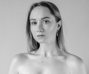 Obraz premium Black and white portrait of a beautiful young woman.