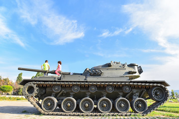 Fototapeta premium tank üzerindeki meraklı çocuklar