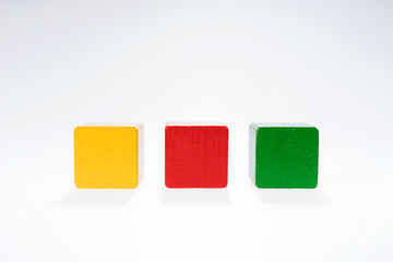 Drei farbige Bauklötze, Bausteine in einer Reihe