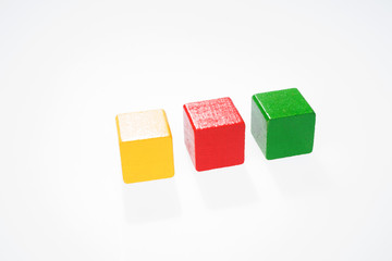 Drei farbige Bauklötze, Bausteine in einer Reihe