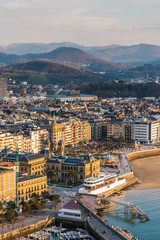 Fototapeta premium San Sebastian beach, city an dmountains in background