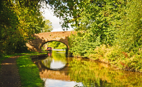 The Grand Union Canal in Hertfordshire on a sunny early autumn afternoon.