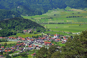 Fototapeta na wymiar Talblick auf Eschenlohe, Oberbayern