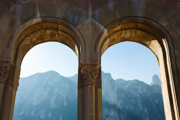 Bogen des Klosters Montserrat, Spanien © castenoid
