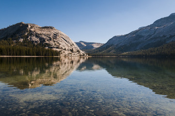 Obraz premium Scenic view of calm lake in afternoon light.