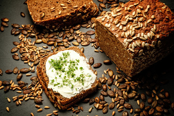 vollkornbrot mit kraüterquark