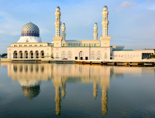Fototapeta na wymiar Floating mosque in Kota Kinabalu, Sabah Borneo, Malaysia