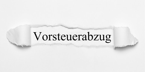 Vorsteuerabzug auf weißen gerissenen Papier