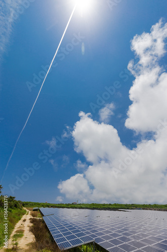 太陽光パネルと飛行機雲 Wall Mural Wallpaper Murals Imacoconut