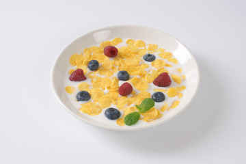 corn flakes with milk and fruit