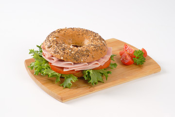 bagel sandwich with ham