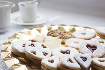 Galletas, pastas de té. | Sweet cinnamon cookies