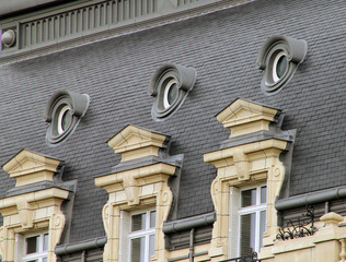 Detalle de un edificio de apartamentos en el centro de Paris, Francia