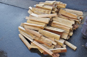 ドラム缶の焚き火と薪