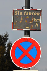 Geschwindigkeitsanzeige, Haltverbot