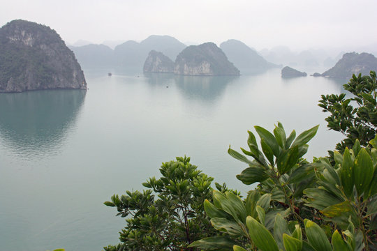 La baie d'Halong au crépuscule, Vietnam